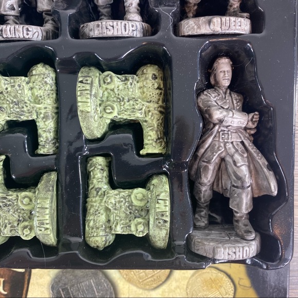 Pirates of the Caribbean Dead Man's Chest Chess Set Collector's Edition - Picture 3 of 11